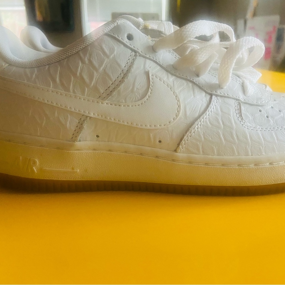 Nike Air Force 1 Low
Croc Gum White Low Top Sneaker 5.5 Y/ W 38